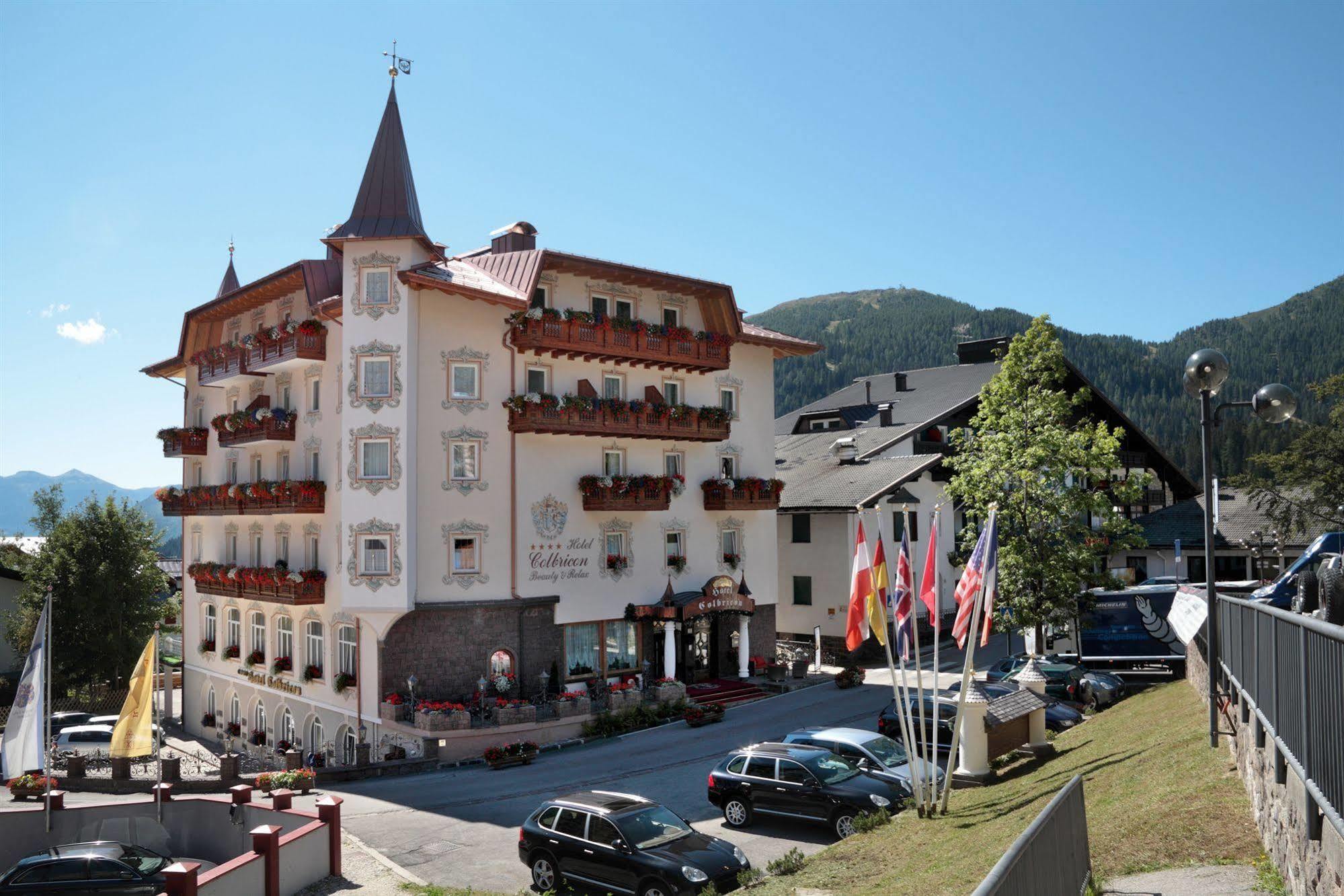 Hotel Colbricon Beauty & Relax ซานมาร์ตีโนดีกัสตรอสซา ภายนอก รูปภาพ
