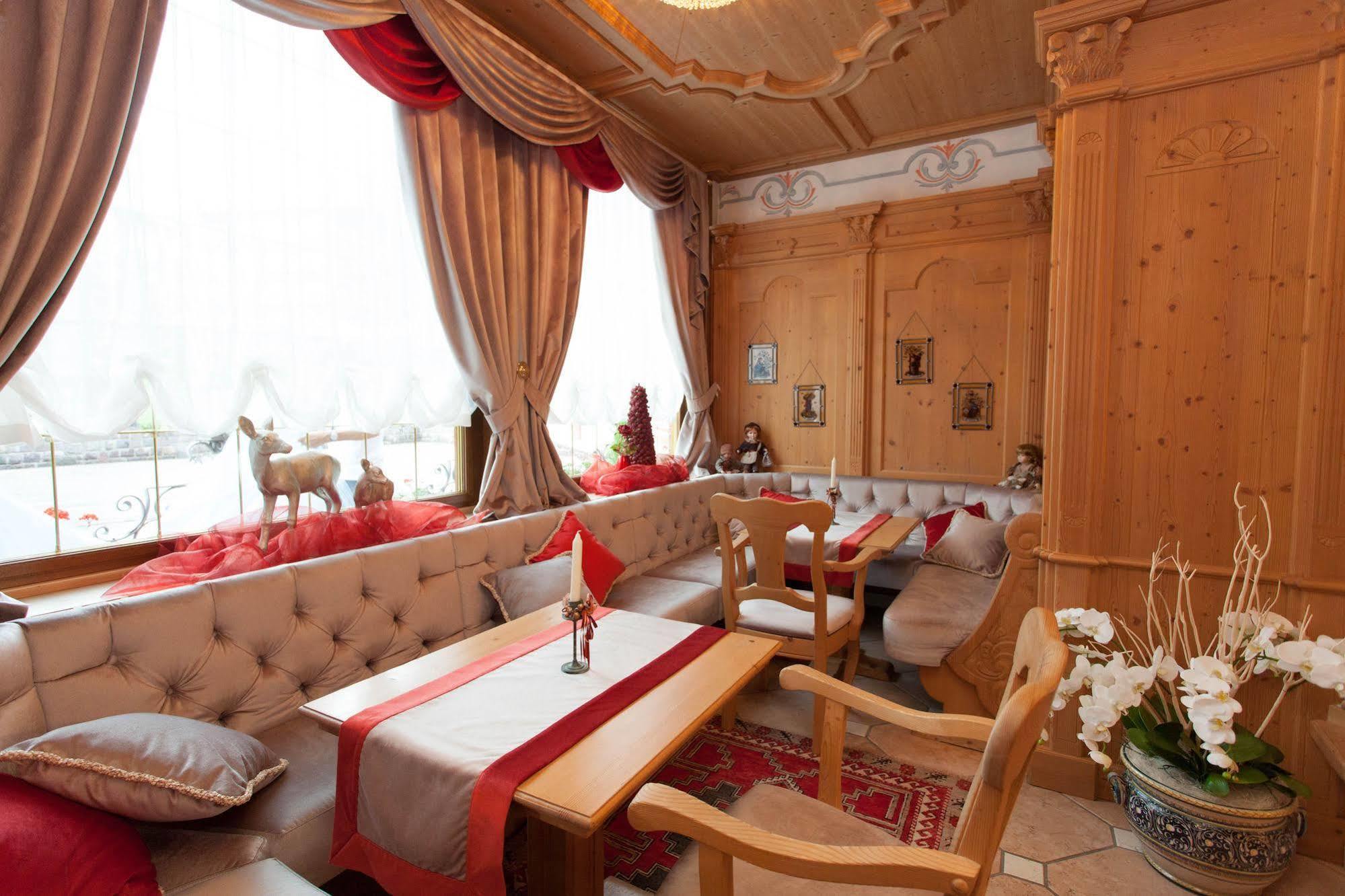 Hotel Colbricon Beauty & Relax ซานมาร์ตีโนดีกัสตรอสซา ภายนอก รูปภาพ