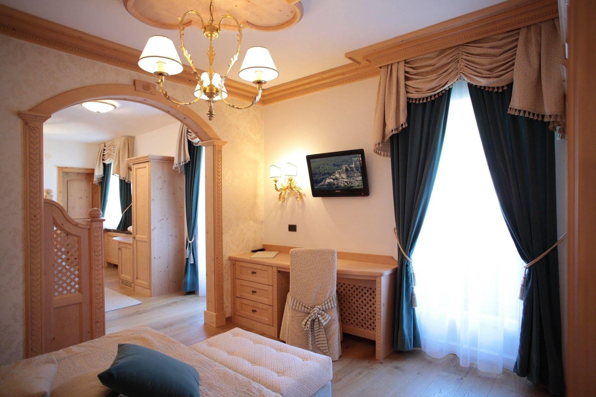 Hotel Colbricon Beauty & Relax ซานมาร์ตีโนดีกัสตรอสซา ภายนอก รูปภาพ